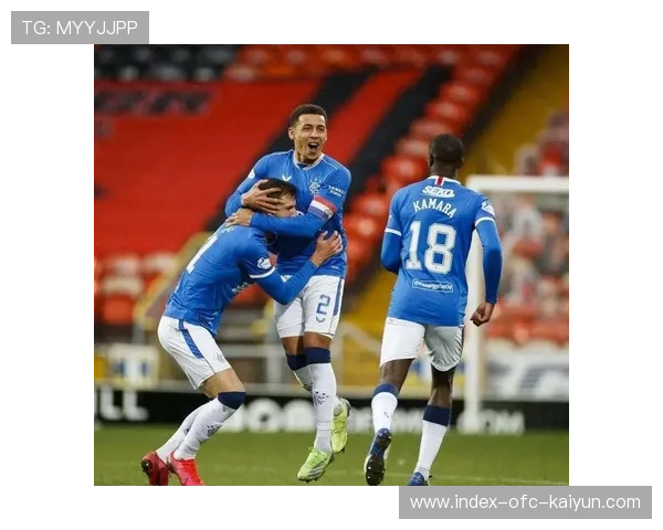 洛卡特利中圈附近长传调度,精准找到边路插上的右后卫